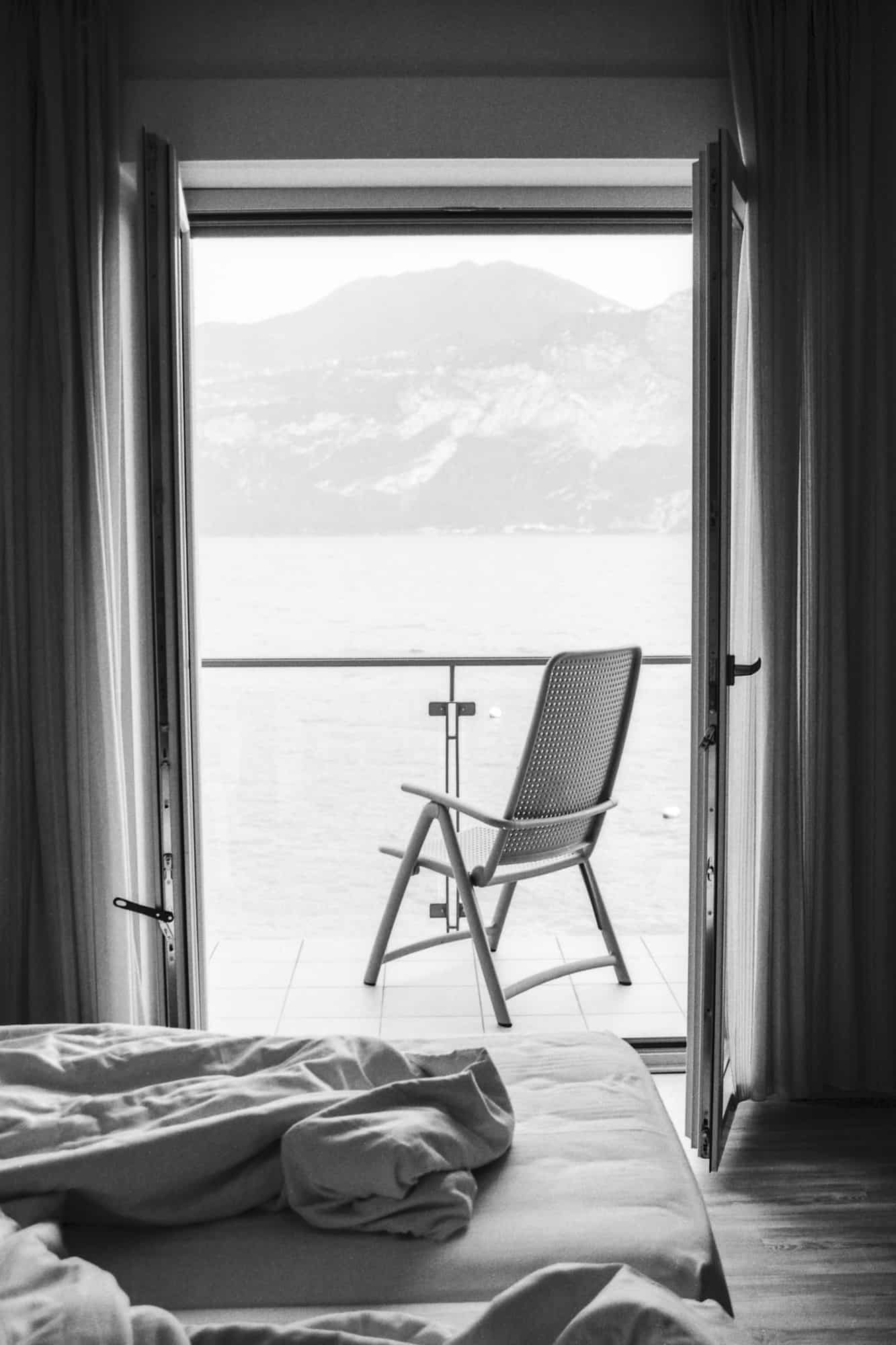Schwarz-Weiß Foto: Ausblick auf den Gardasee