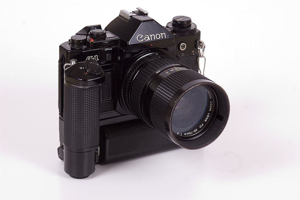 Canon A-1 mit angesetzten Motorantrieb MA