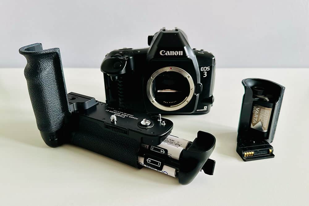 Canon EOS 3 mit Standardgriff und Power Drive Booster E1