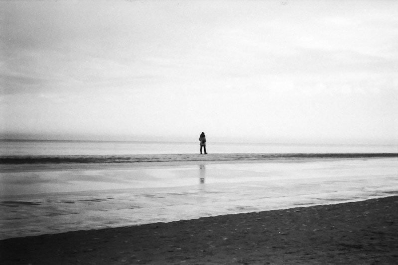Strandspaziergang, analoge Fotografie Schwarz-Weiß