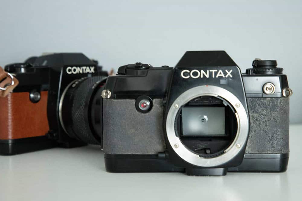 Eine gebrauchte analoge Kamera kann man oft mit einfachen Mitteln reparieren.
