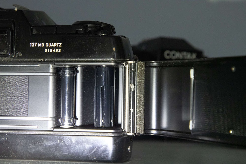 Wer sich eine gebrauchte analoge Kamera kaufen will, sollte Lichtdichtungen (hier bei einer Contax 137 MD) immer überprüfen