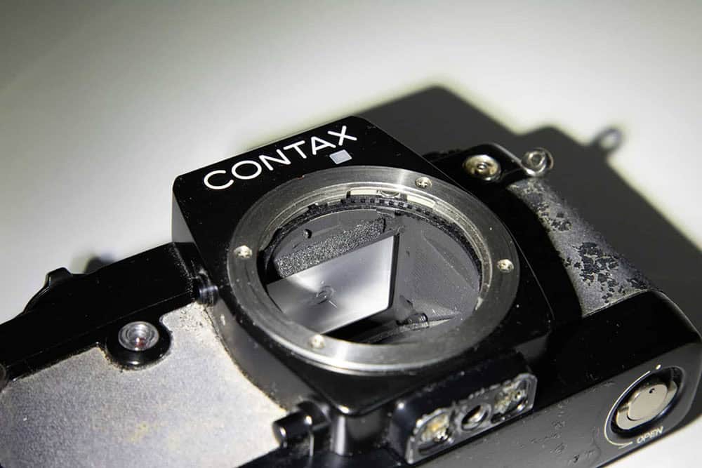 Test beim Kaufen einer gebrauchten analogen Kamera: wie sieht der Spiegeldämpfer aus?