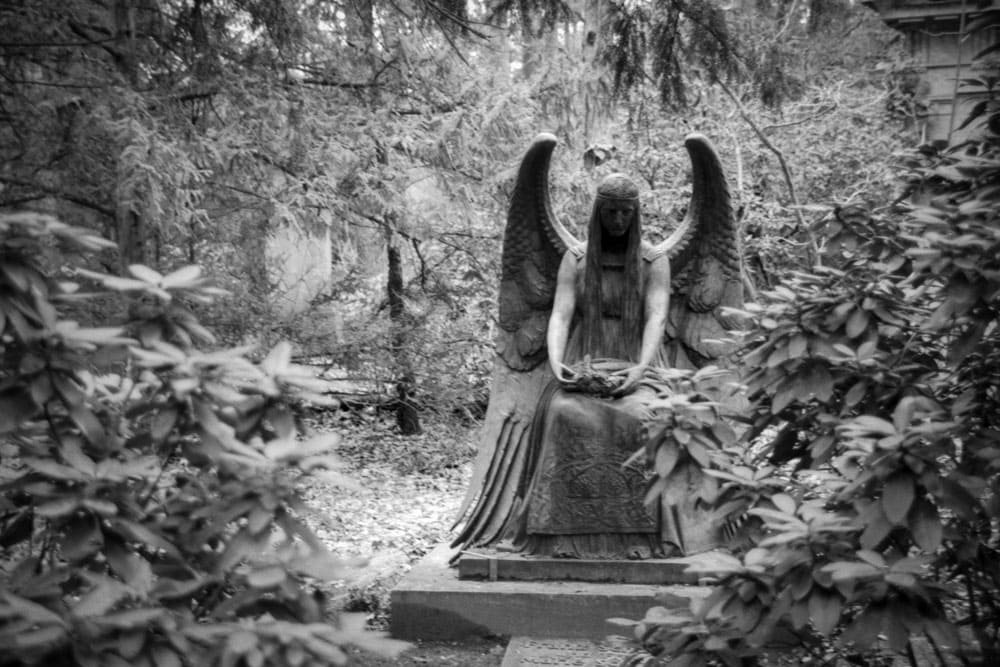 Alte Friedhöfe: schwarz-weiß Foto eines Engels, aufgenommen auf dem Südwestkirchhof Stansdorf