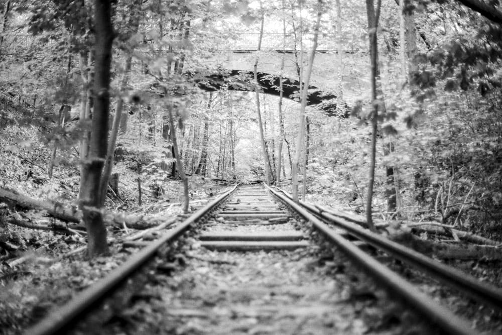 Schwarz-weiß Foto von Gleisen der alten Friedhofsbahn