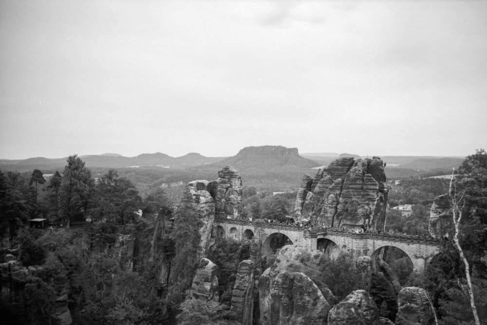 Schwarz-weiß Foto der Basteibrücke in der Sächsischen Schweiz