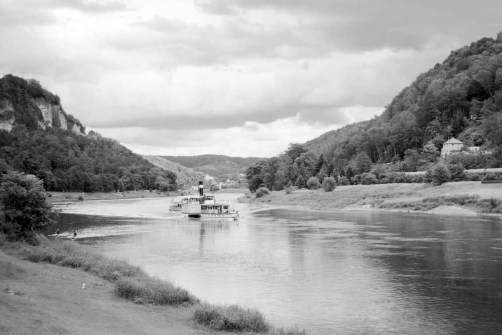 Schwarz-weiß Foto von einem Raddampfer auf der Elbe bei Stadt Wehlen in der Sächsischen Schweiz