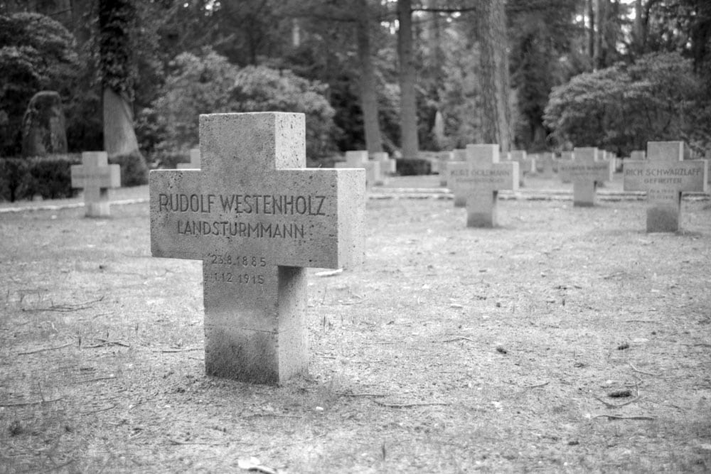 Schwarz-weiß Foto eines Soldatenfriedhofes auf dem Südwestkirchhof Stahnsdorf