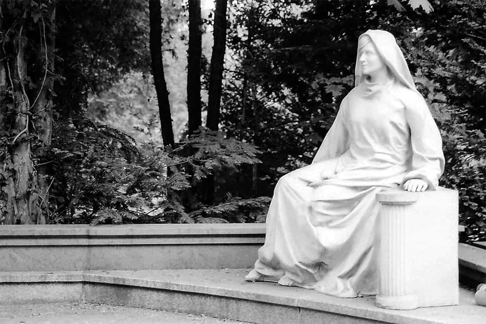 Schwarz-weiß Foto eines Grabmales auf dem Melaten-Friedhof in Köln