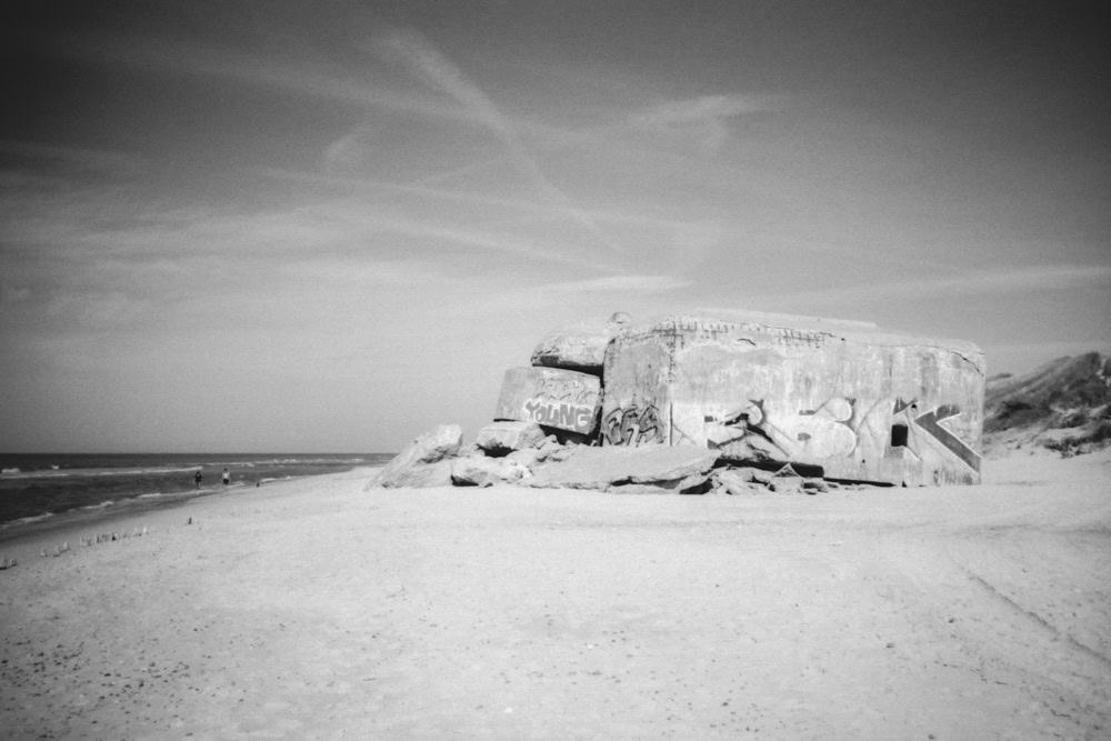 Schwarz-weiß Foto eines alten Bunkers am STrand in Dänemark