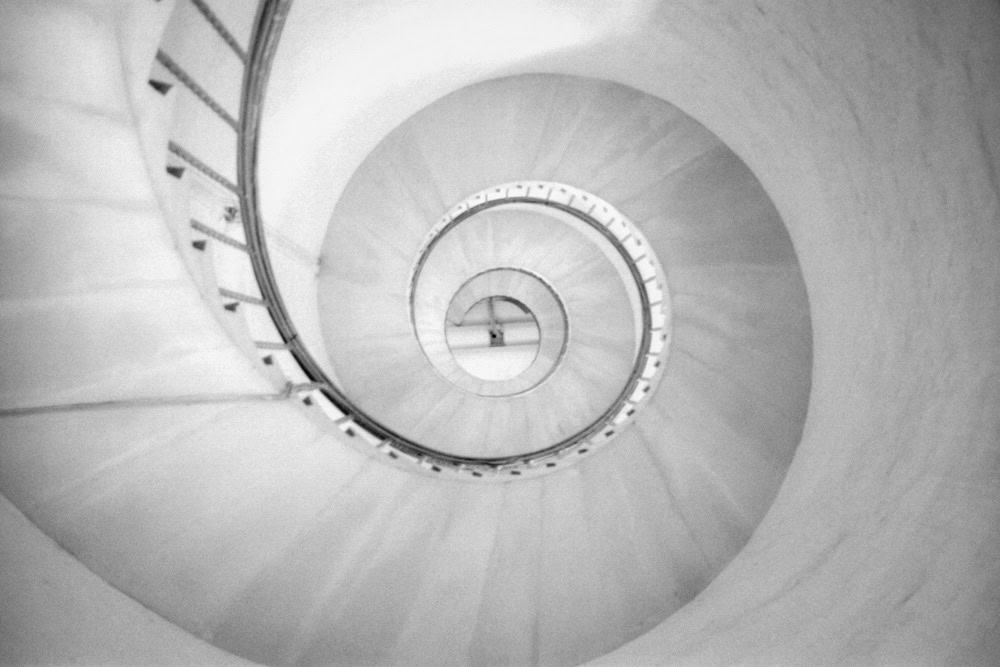 Schwarz-weiß Foto einer Treppe in einem,Leuchtturm