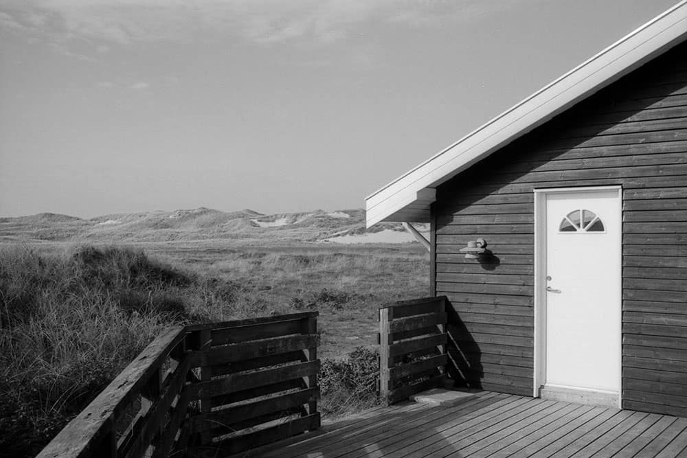 Schwarz-weiß Foto eines Ferienhauses in Dänemark